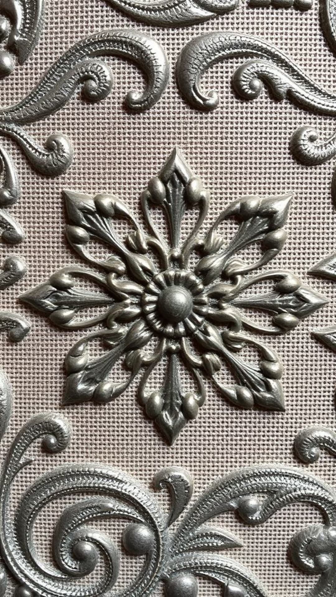 Motifs et textures, tissus tissés, surfaces métalliques, ornementation complexe, décoration ornementale