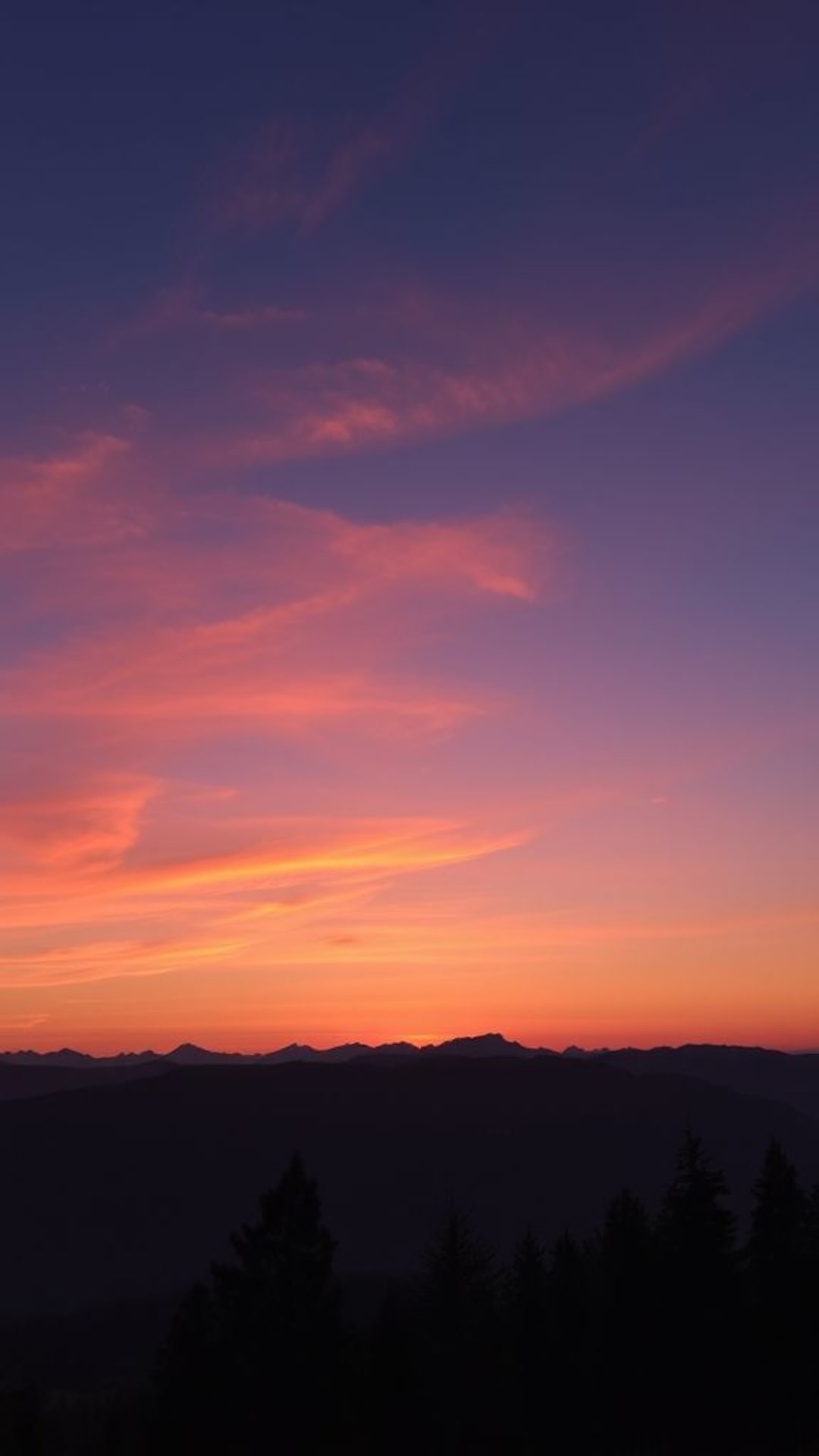 vedute dell'alba sulle catene montuose