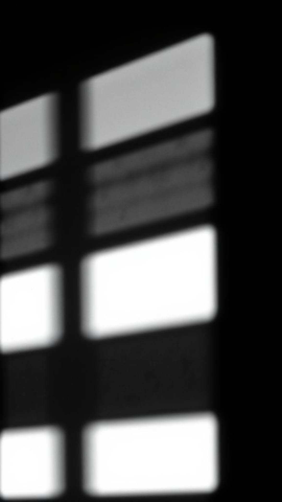 Fotografia in bianco e nero con ombre drammatiche, stile classico