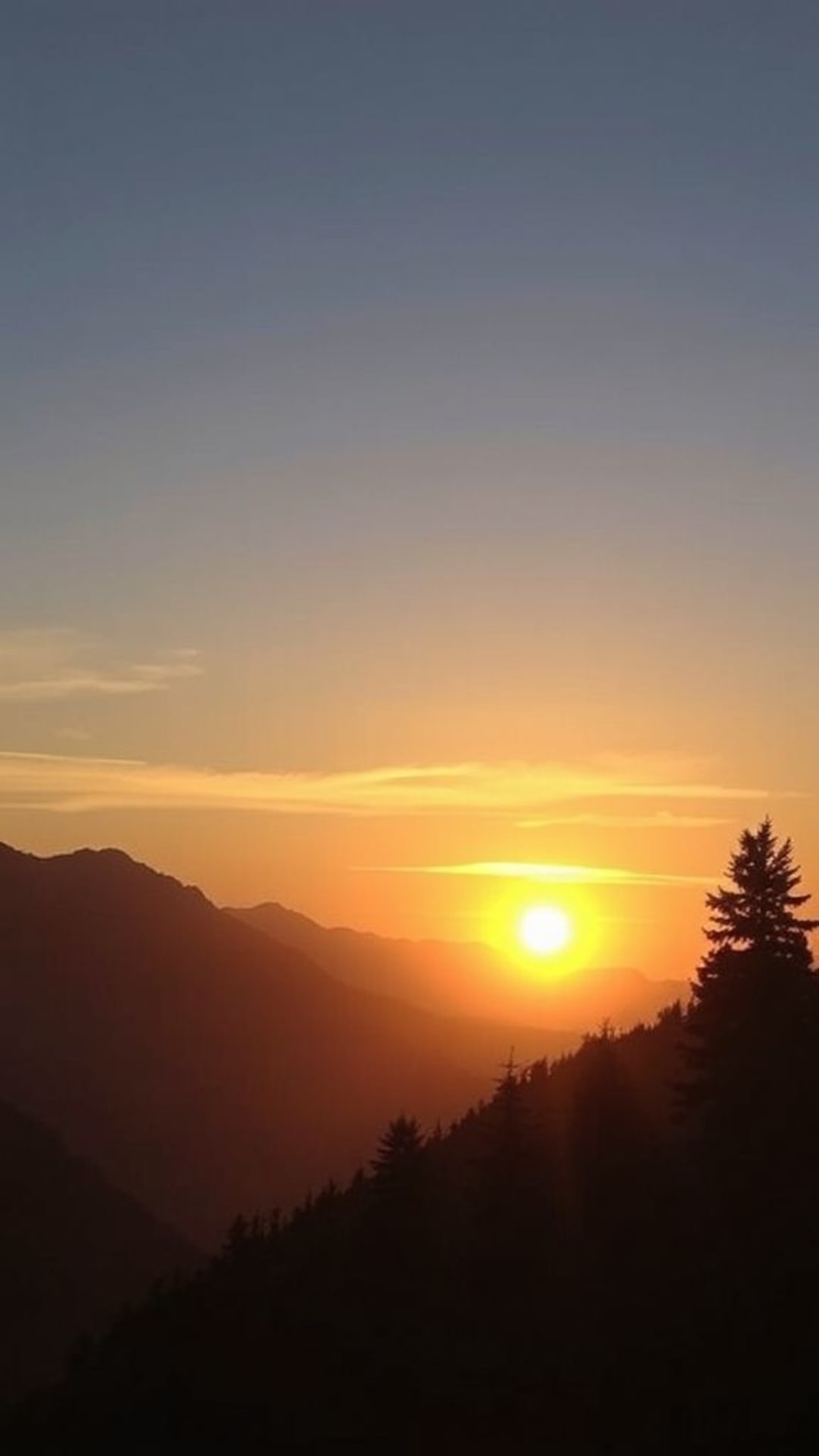 foto di un paesaggio montano sereno al sorgere del sole