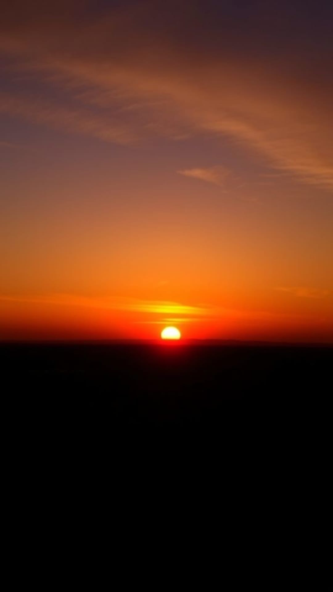 tramonto alba sull'orizzonte colori caldi e luminosi