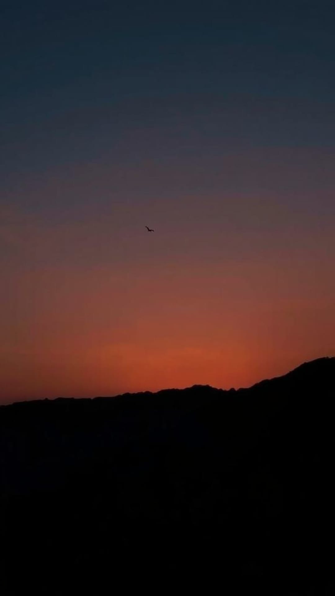 silhouette della montagna tramonto scena drammatica orizzonte
