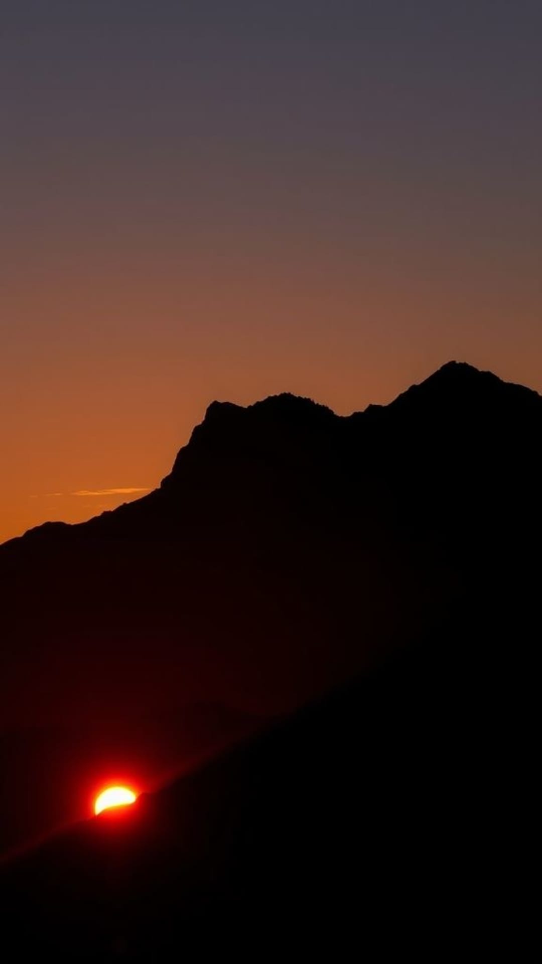 alba sulla catena montuosa in silhouette