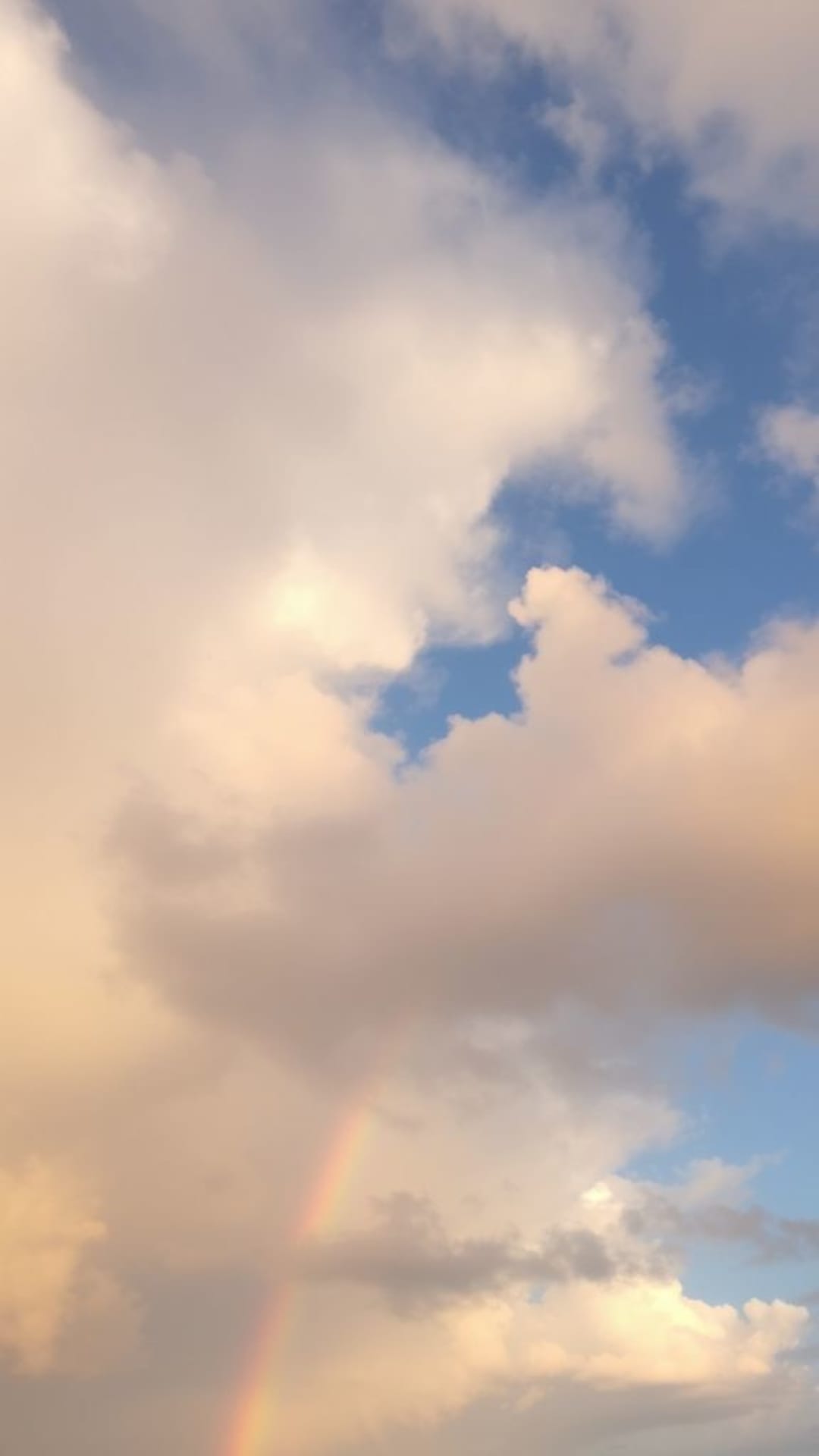 cielo nuvoloso con arcobaleni