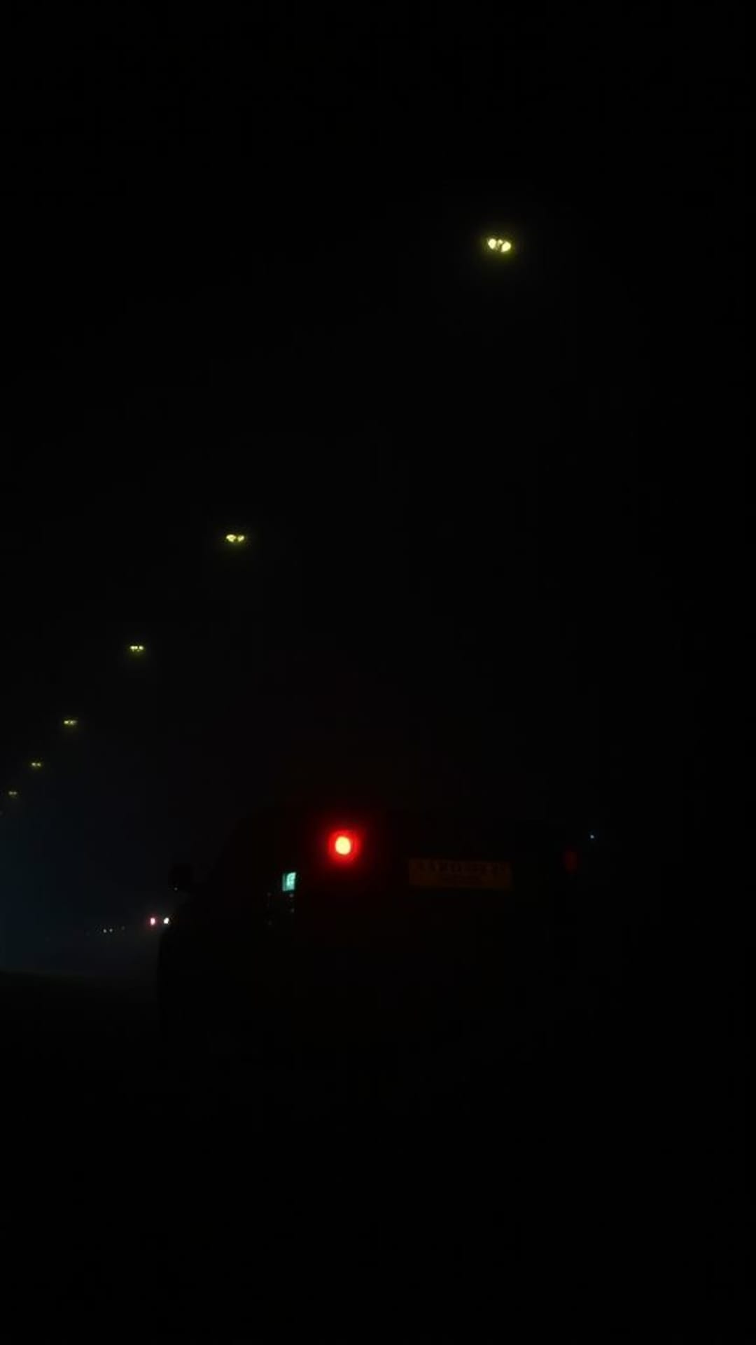 atmosfera cinematografica cupa e malinconica in stile noir