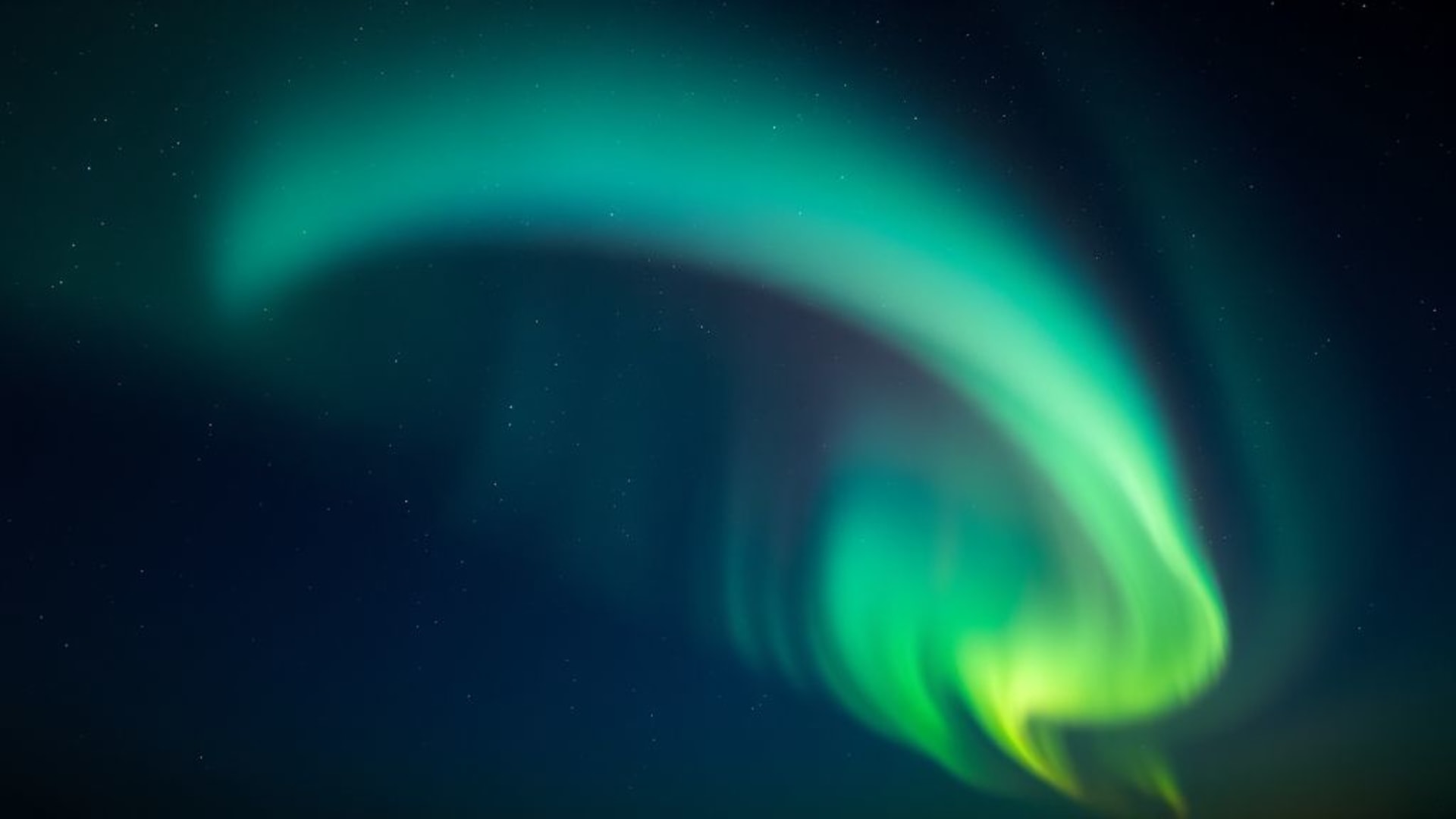 ciel nocturne aurora boréale dégradés étoilés subtil mouvement flou nébuleuse sombre vibrant glacé vert violet éclat profondeur univers