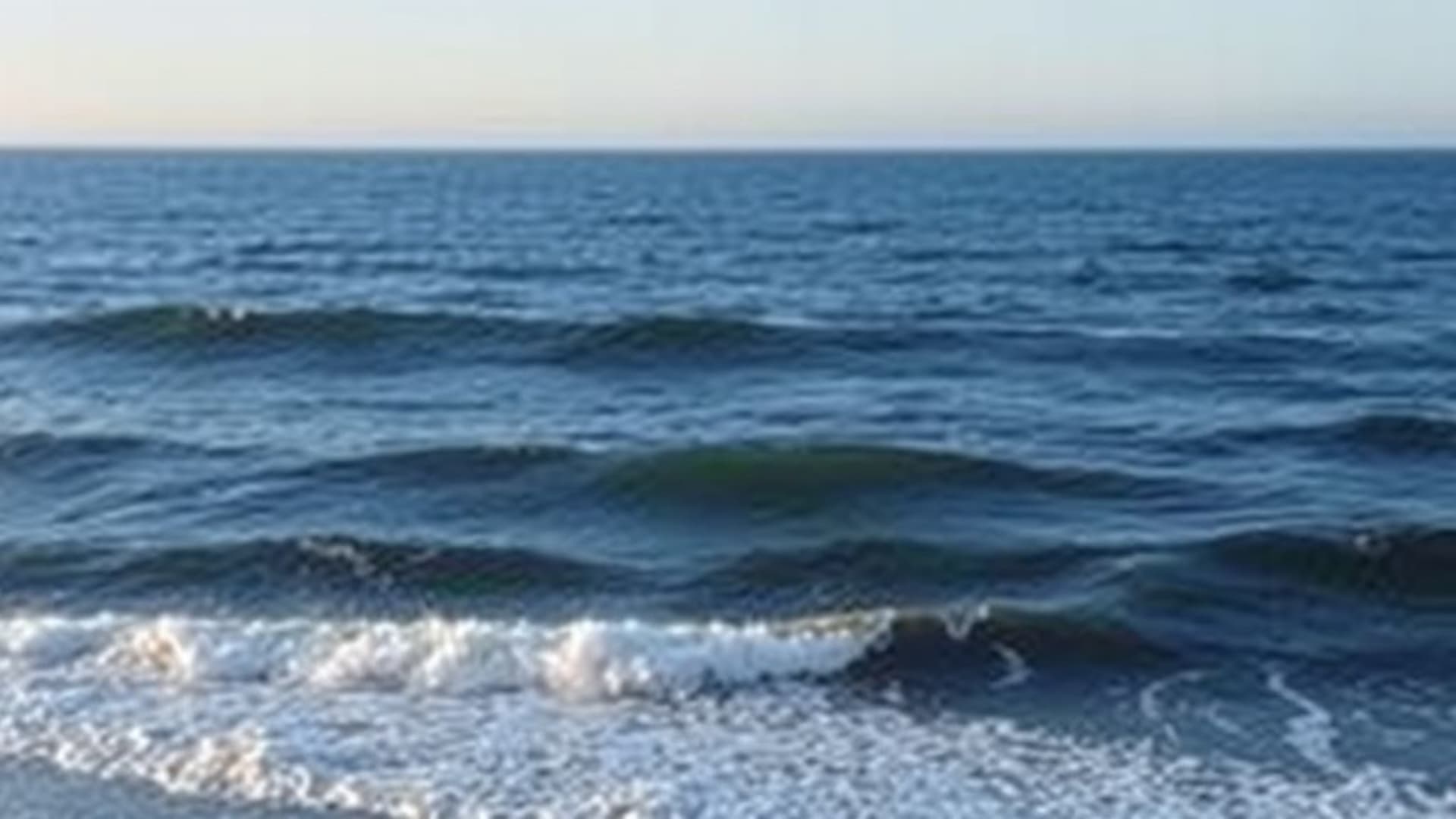 Vagues océaniques horizon côtier dégradé bleu paysage marin écume spray matin calme