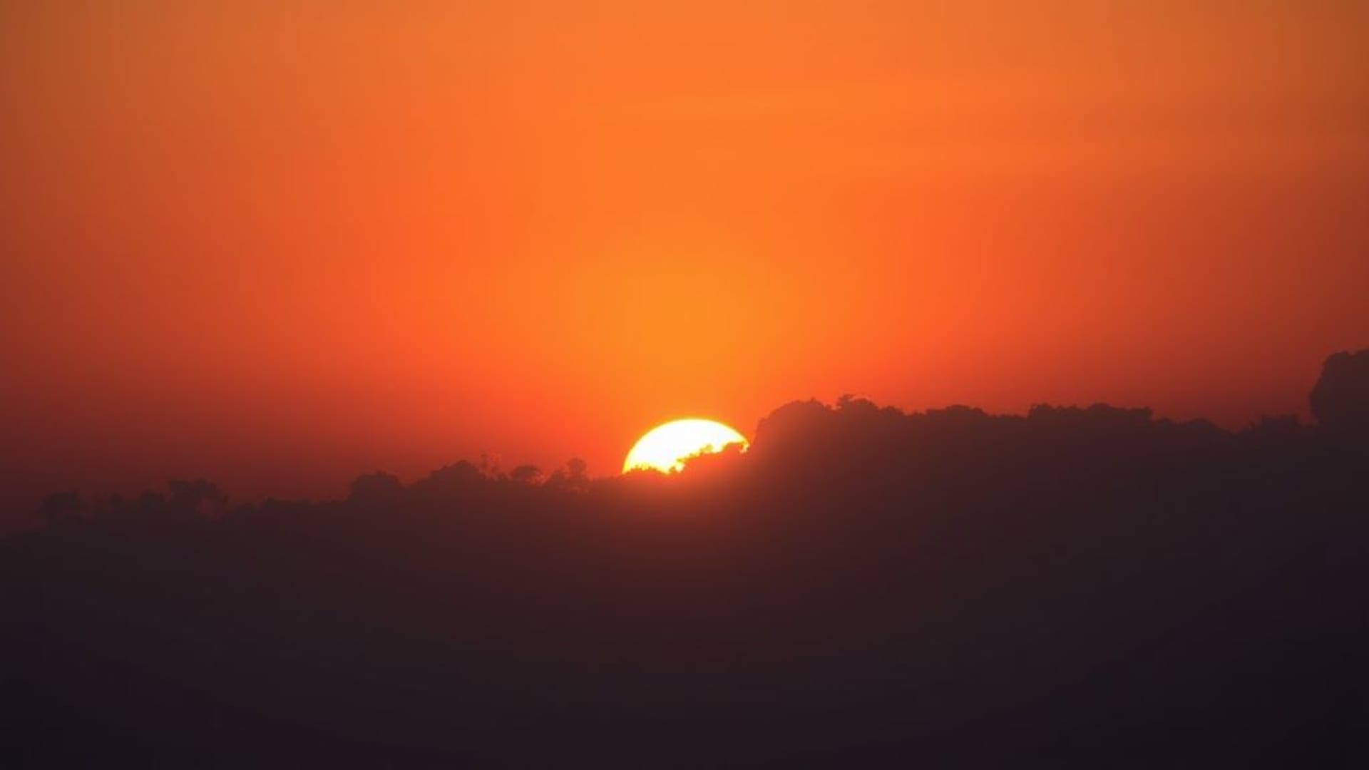 ciel dégradé de coucher de soleil teintes chaudes nuages fond minimaliste doux wallpaper