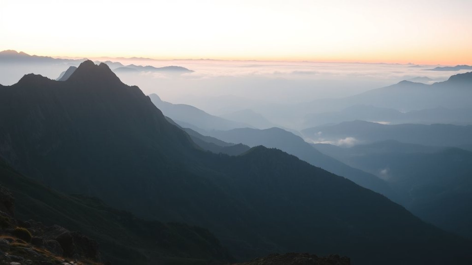 Crête de montagne brouillard aube pic alpin paysage fond ecran vue panoramique