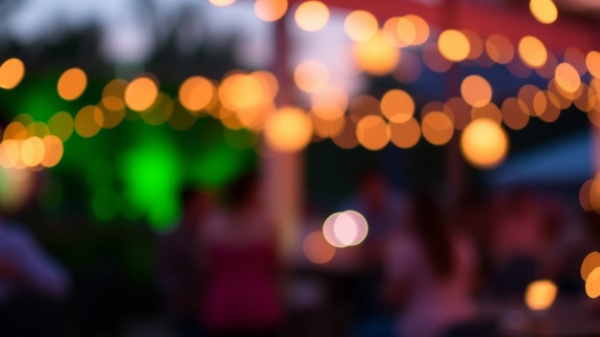 lumières floues en bokeh focus doux crépuscule soirée fond onirique fond ecran romantique atmosphère abstraite floue