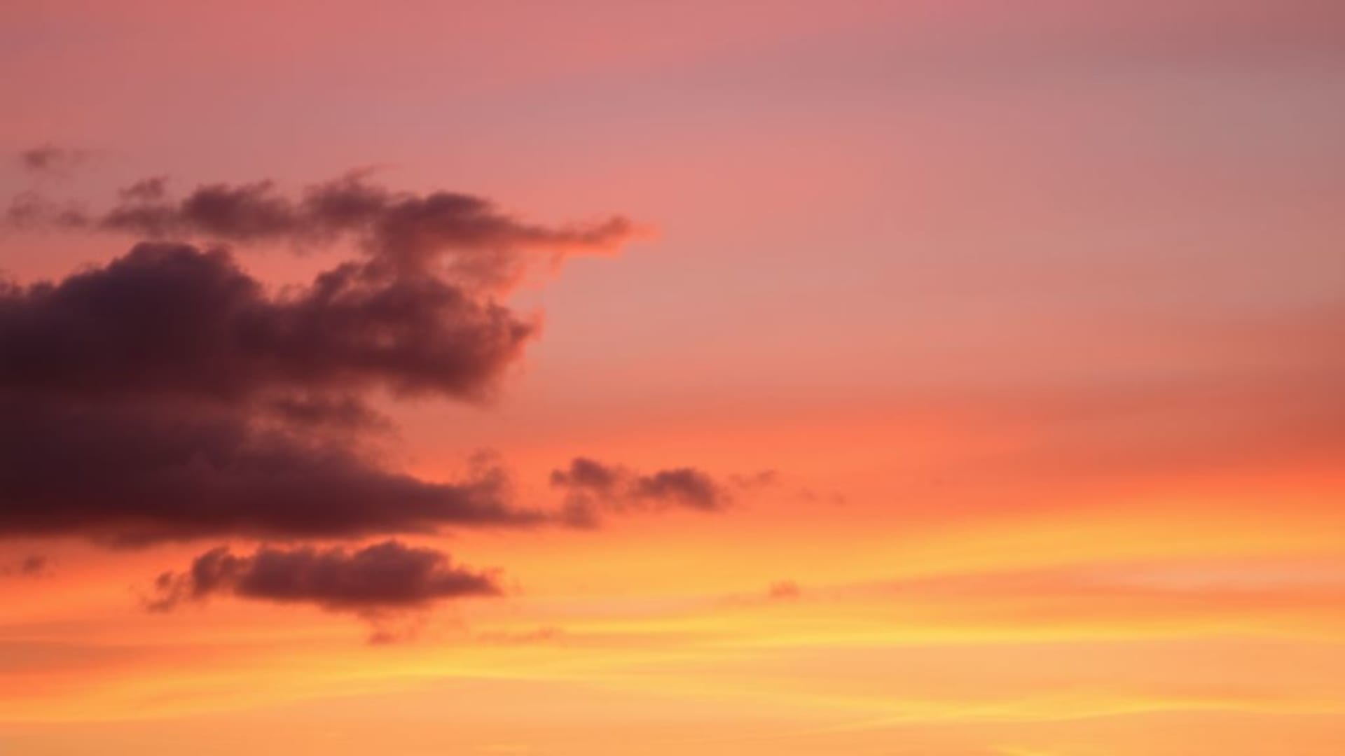 ciel en dégradé de coucher de soleil nuages doux orange chaud rose violet fond ecran
