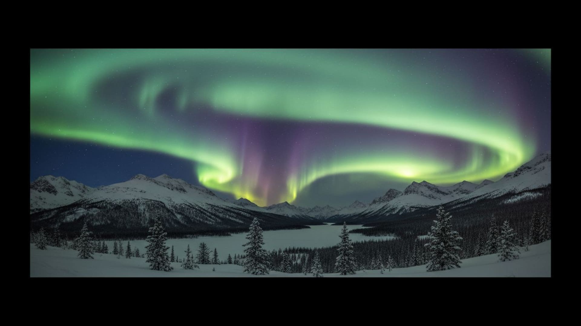 aurore boréale verte et violette, rideaux de lumière dans le ciel, fond ecran de paysage