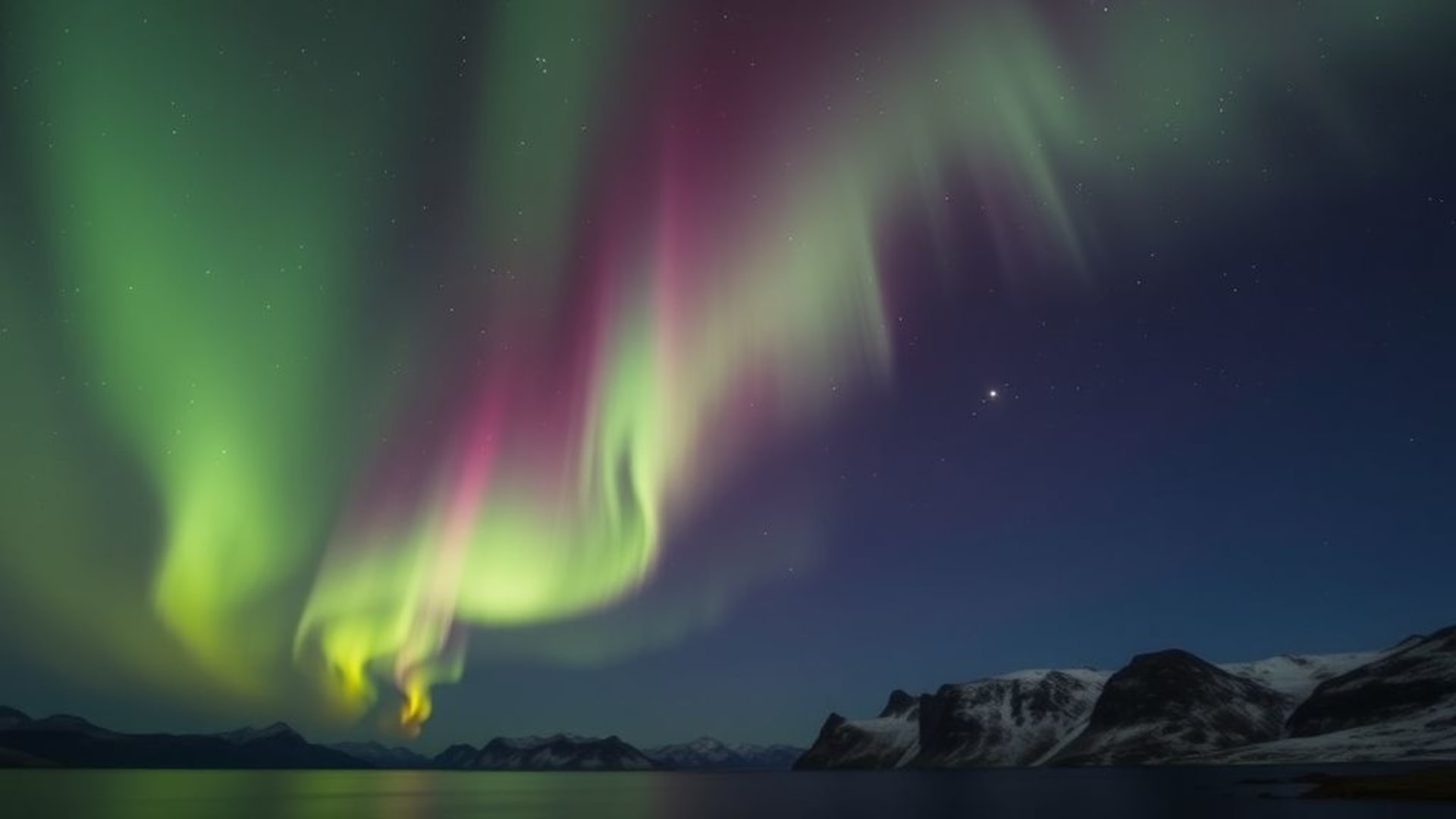 Aurore boréale ciel nocturne vert rose violet rideaux dansant au-dessus du fjord paysage arctique faible lumière longue exposition dégradés subtils