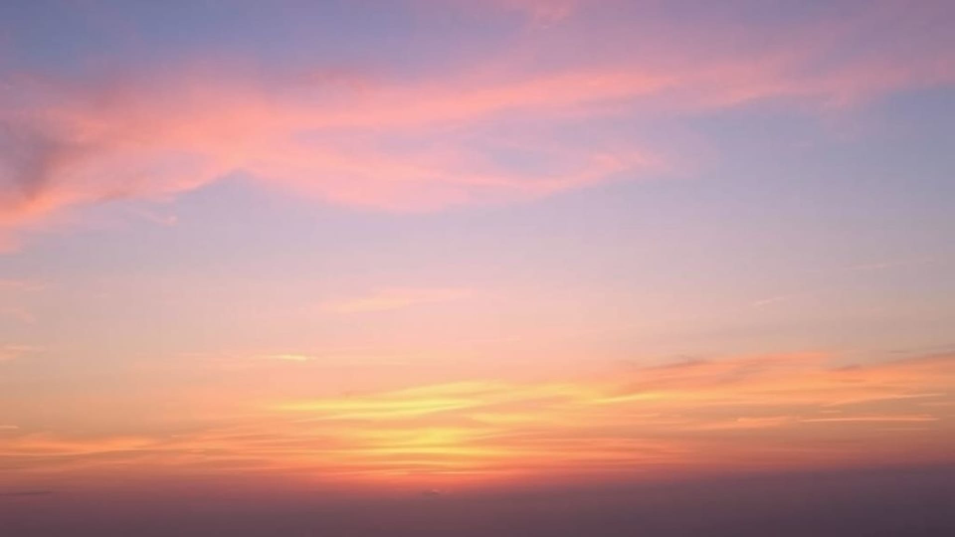 ciel de coucher de soleil dégradé pastel nuages ambiance calme minimaliste fond d'écran apaisant
