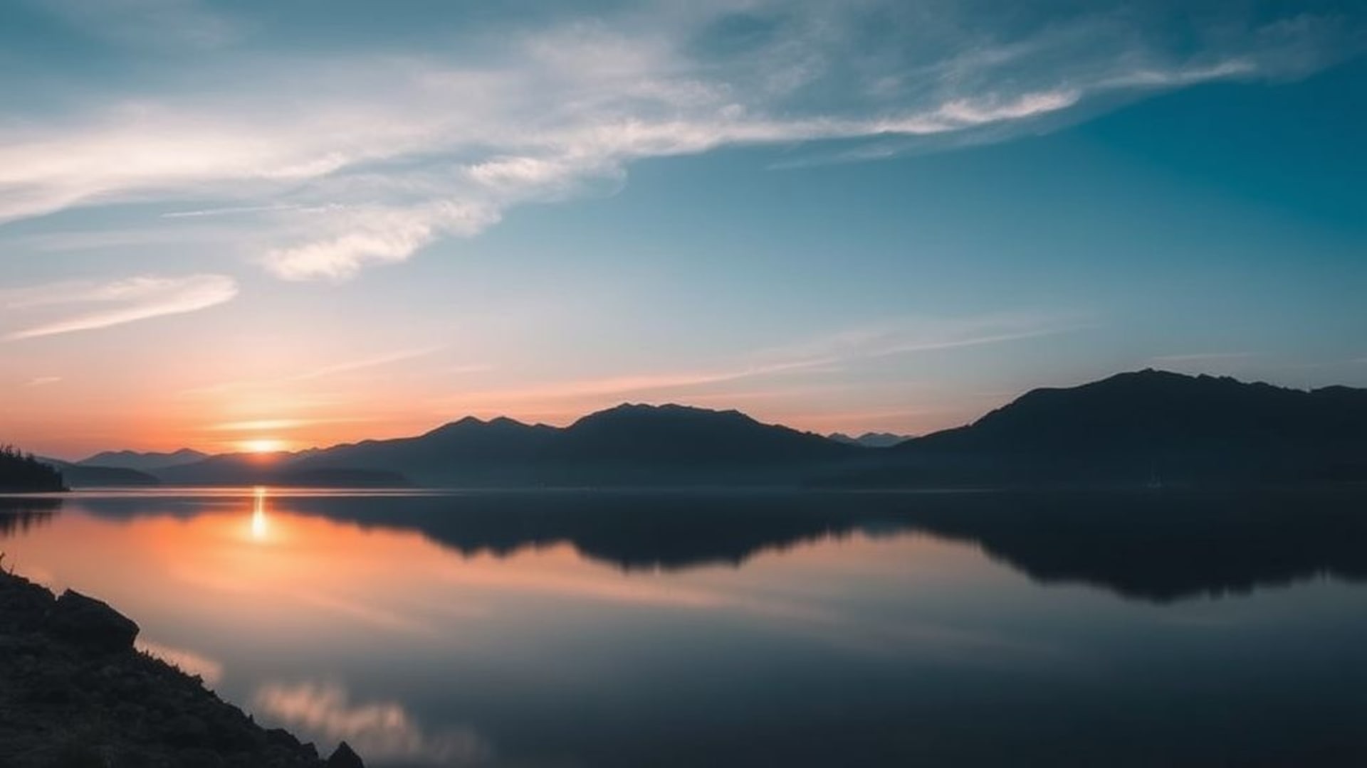 reflet de lac de montagne coucher de soleil calme fond ecran nature paysage minimaliste serein esthétique
