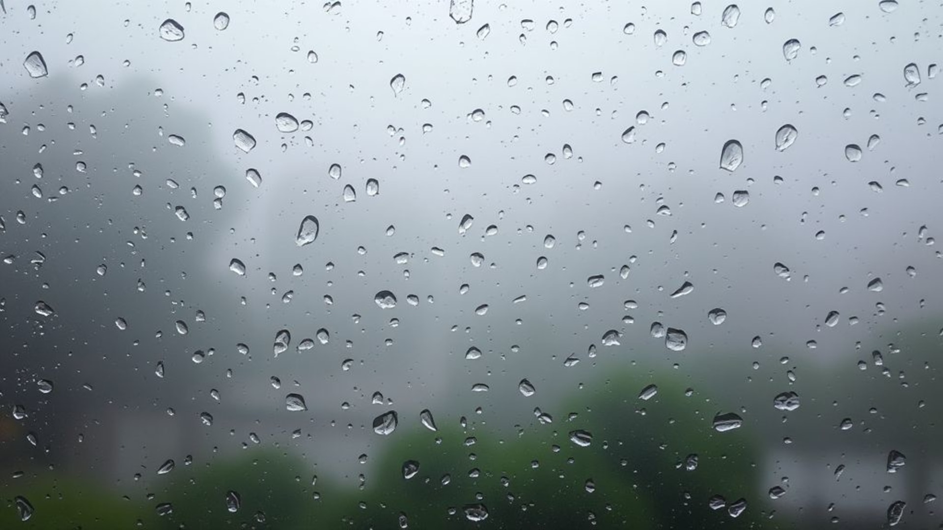 les gouttelettes de pluie sur la vitre, ambiance brumeuse, fond d'écran apaisant, serenité, calme