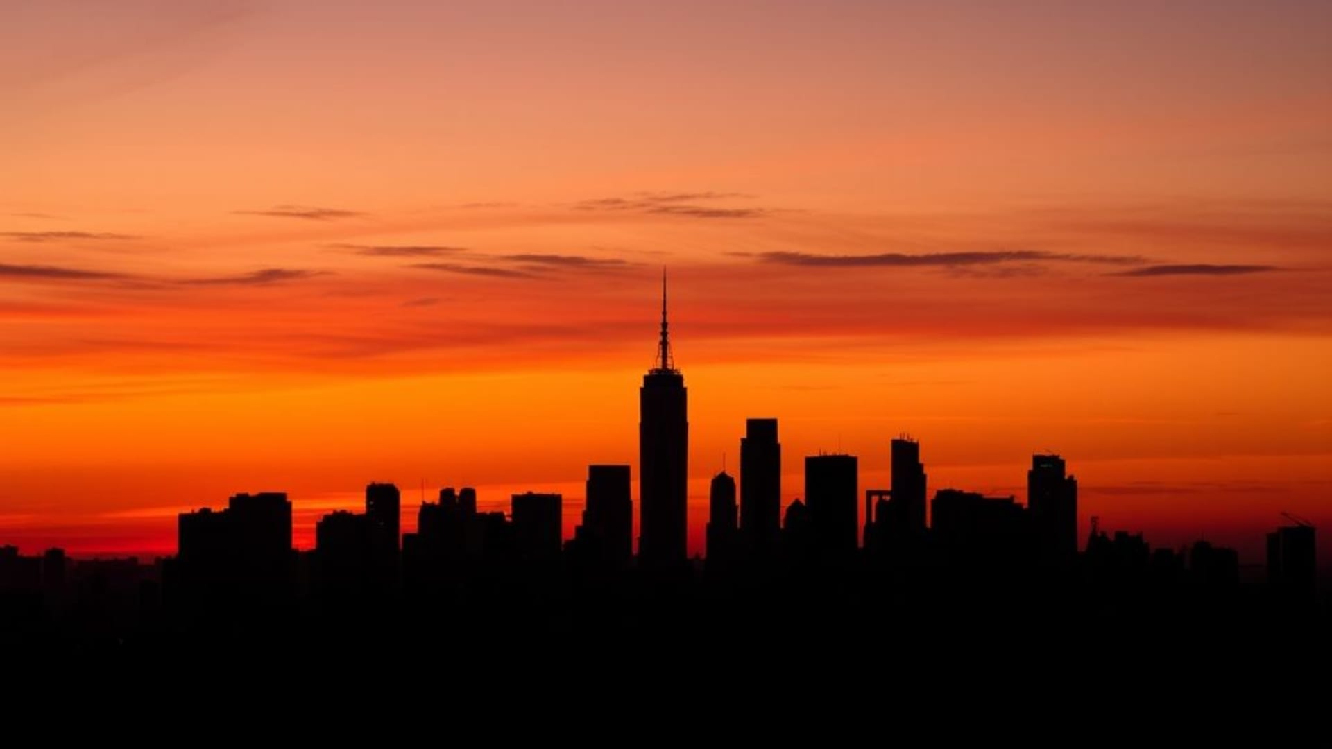 silhouette de la ligne d'horizon de la ville au coucher du soleil crépuscule dégradé orange violet fond ecran urbain