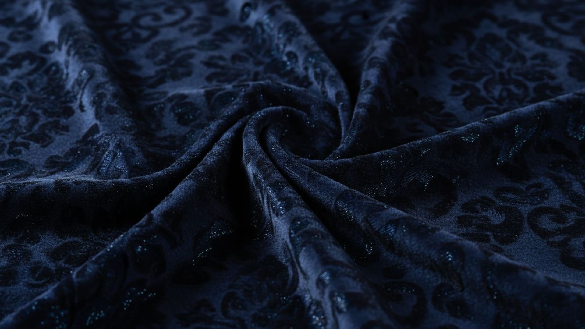 textures de velours bleu minuit tissu en gros plan luxueux riche sombre fond ecran à motif subtil éclairage d'ambiance