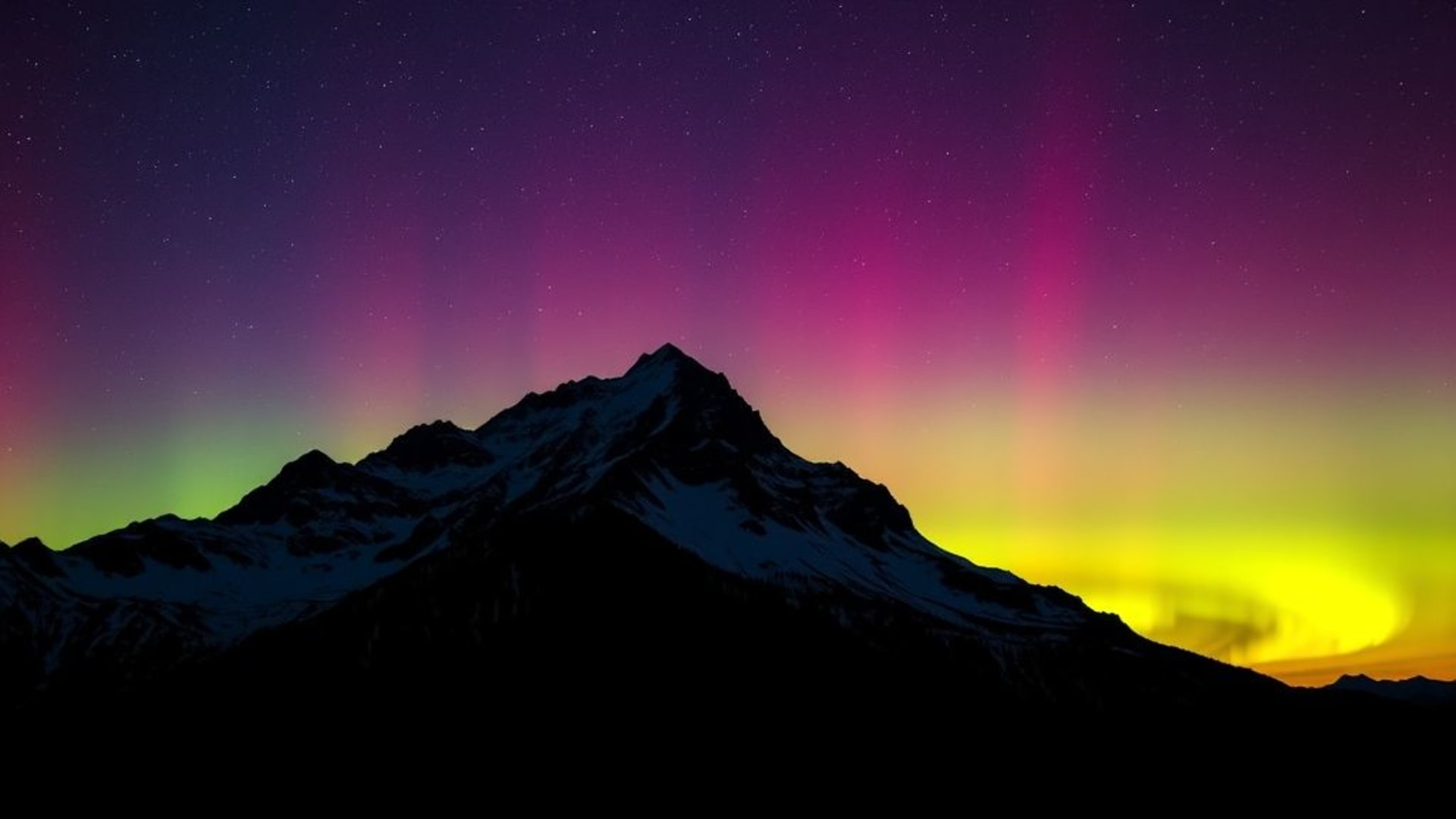 Lever du soleil sur la montagne, aurore boréale, ciel nocturne, lumière du Nord, spectacle dramatique en fond d'écran