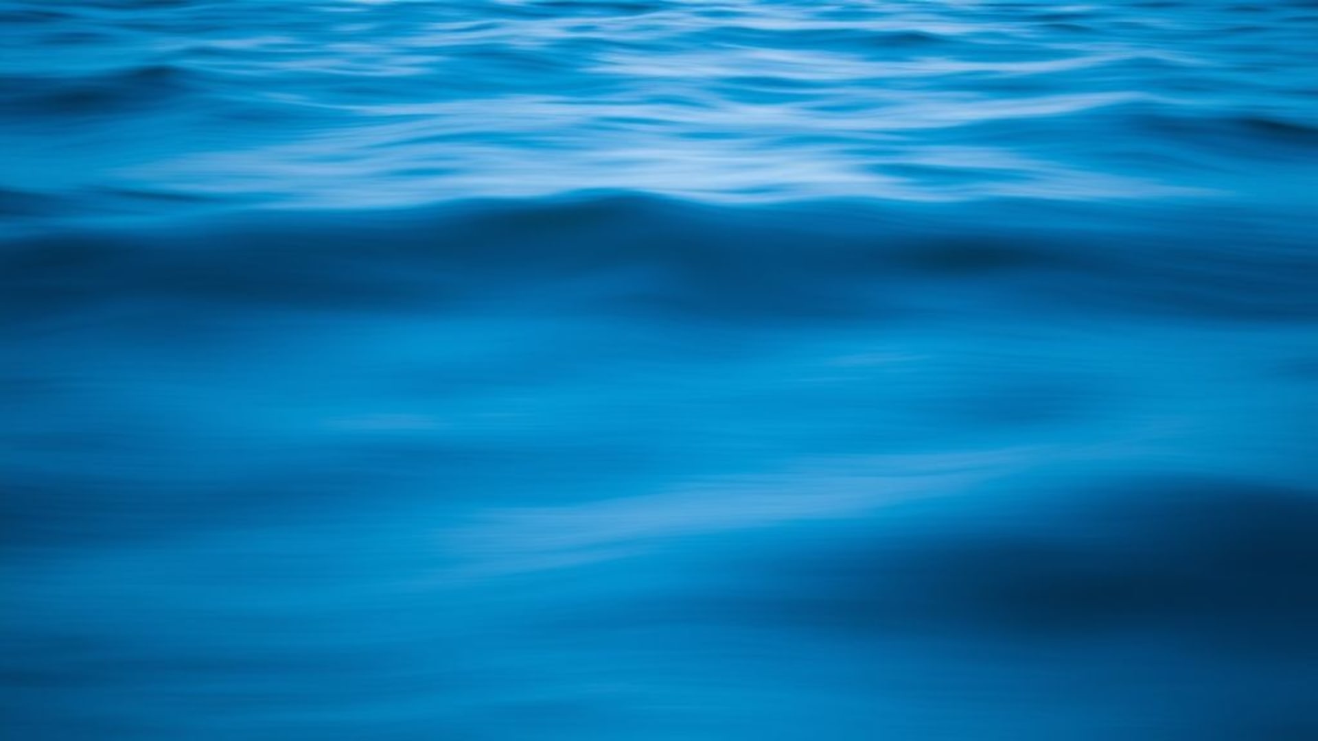 vagues océaniques dégradé bleu profond flou de mouvement fond d'écran paisible énergique