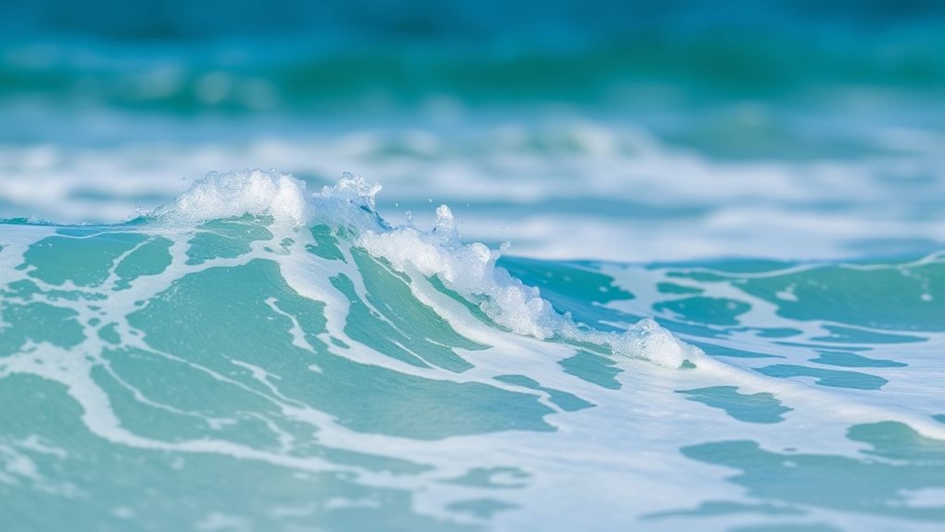 Vagues de l'océan macro gros plan jet de spray turquoise bleu horizon calme fond d'écran