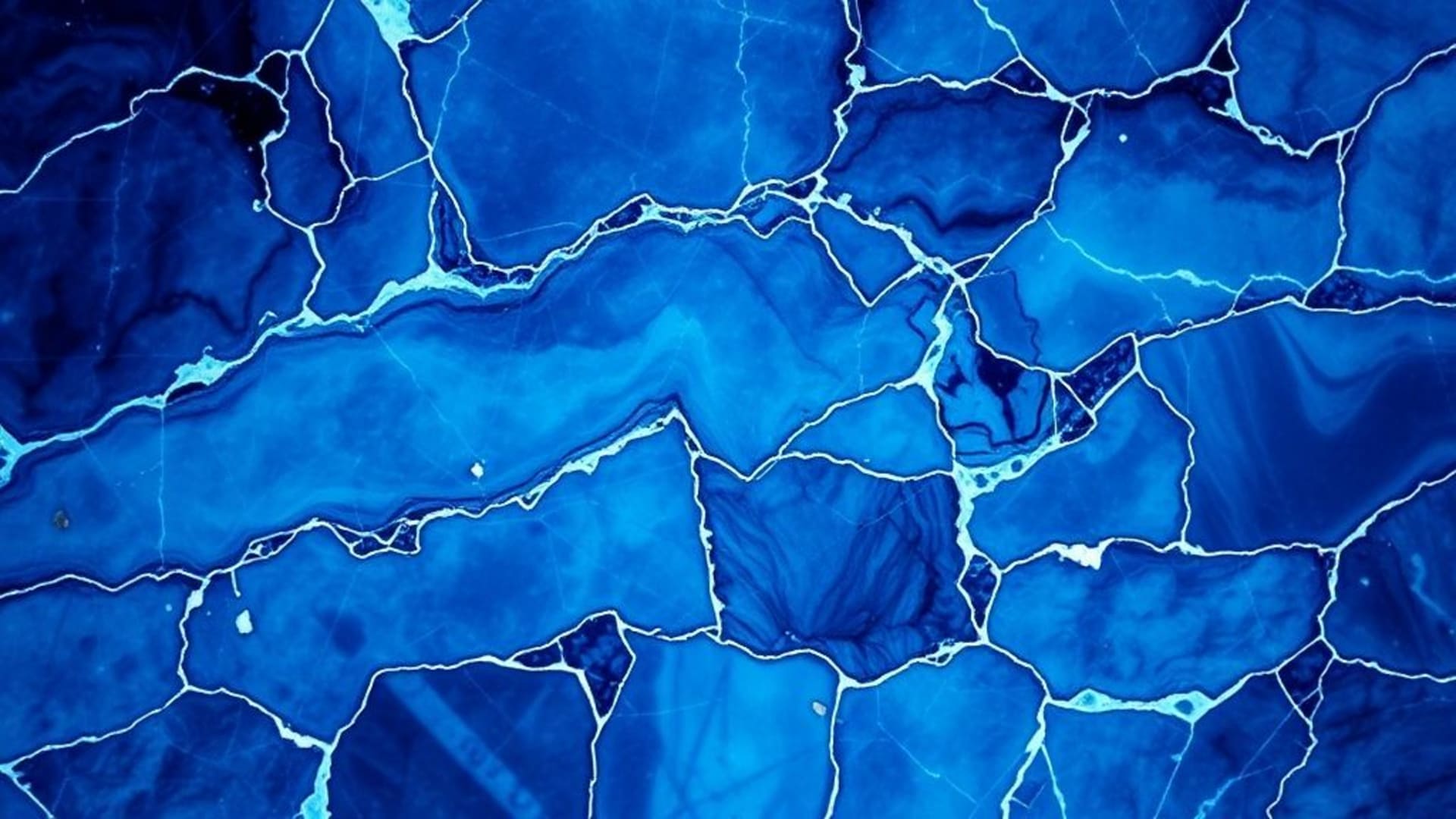 fond ecran à la texture de géode en marbre bleu océan profond ambiance tropicale zen paisible