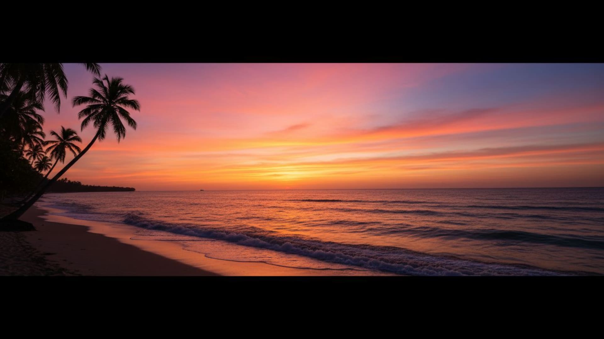Coucher de soleil sur l’océan, plage tropicale, silhouettes de palmiers, ciel en dégradés, couleurs chaudes, vagues calmes, brise légère, horizon.