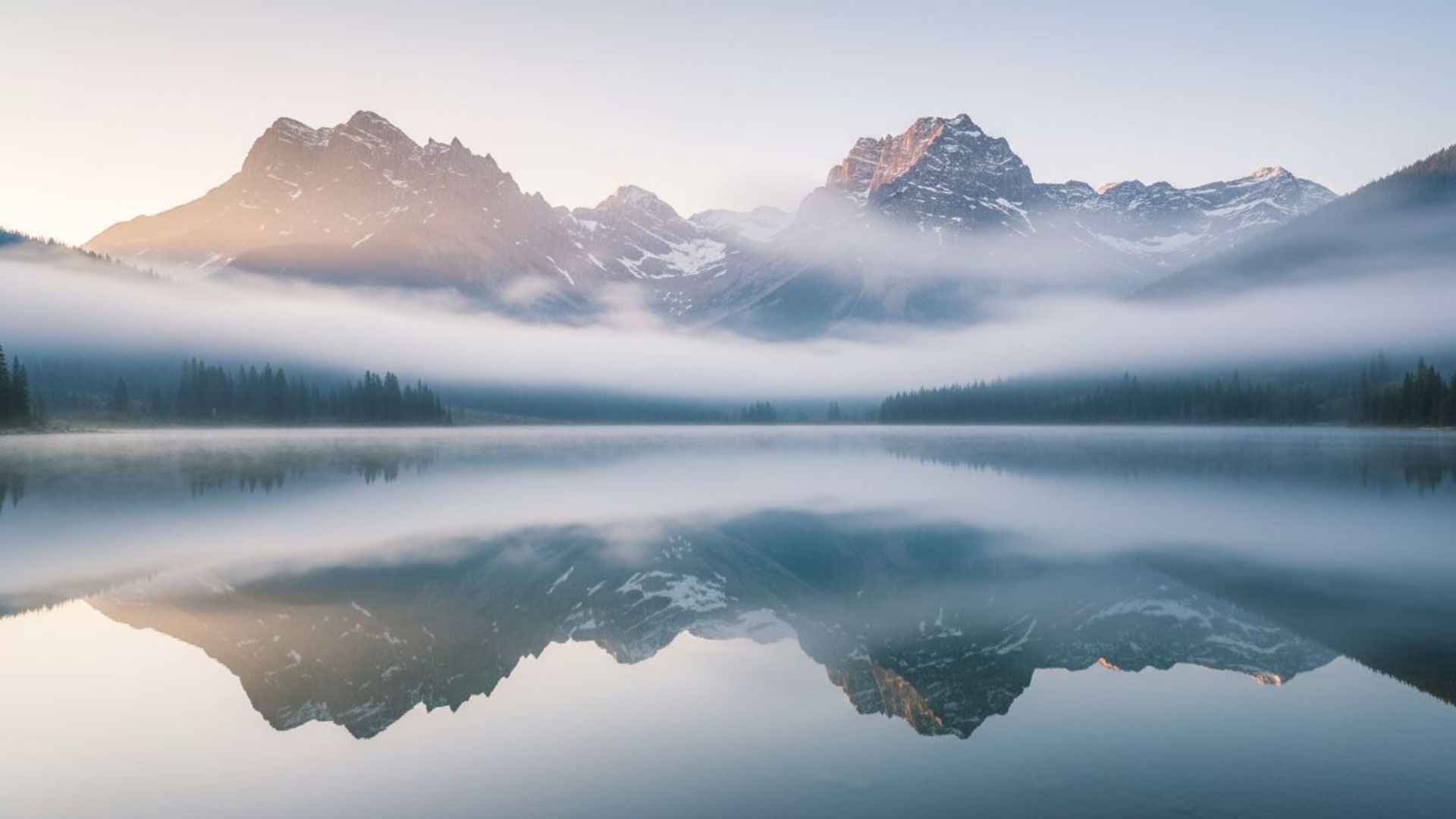 reflet de lac de montagne tranquille serein calme nature fond ecran paysage alpin matin brumeux