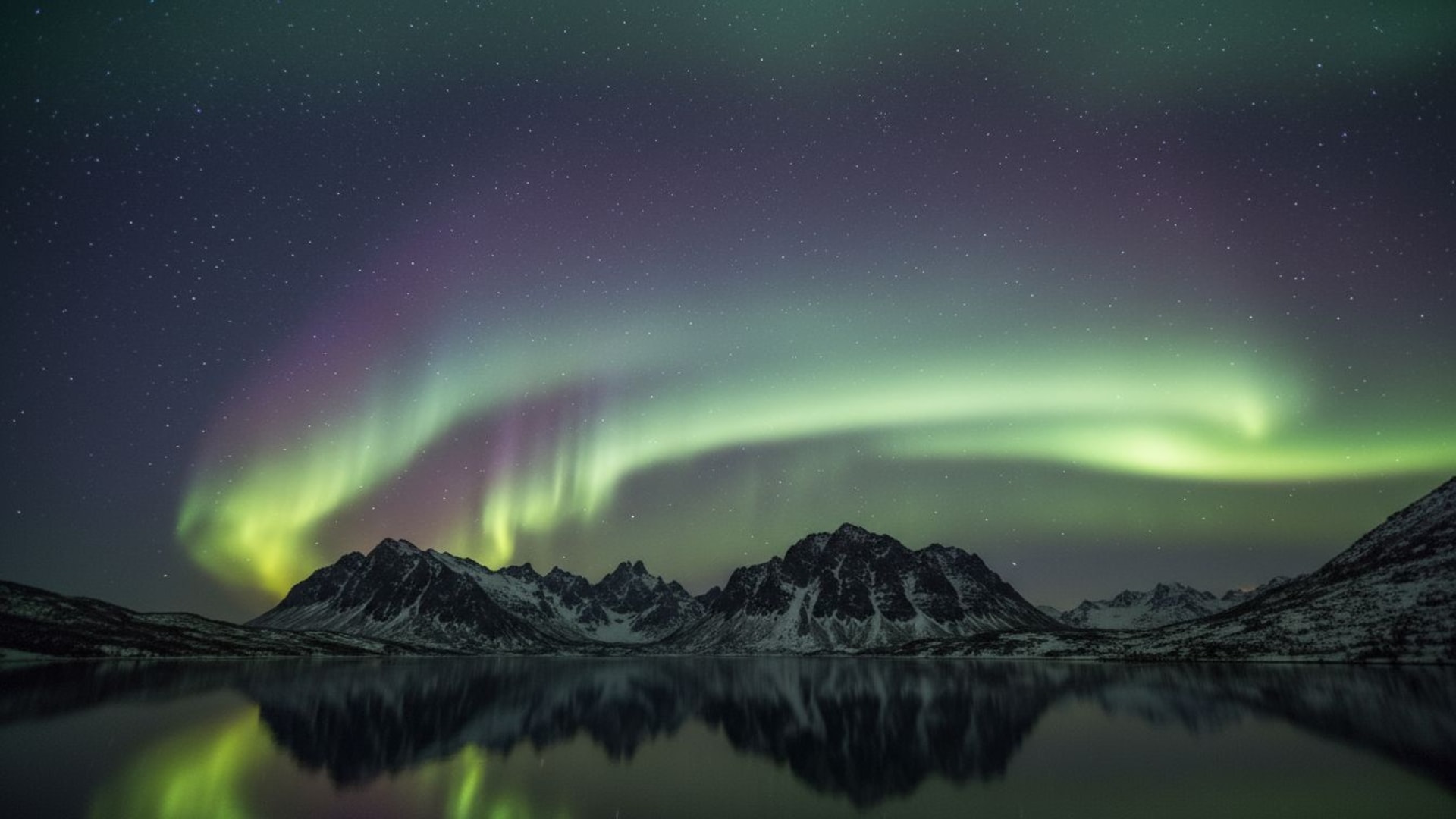 aurore boréale, lumières du nord, ciel, vert, violet, rideaux, montagnes, exposition longue, étoilé.