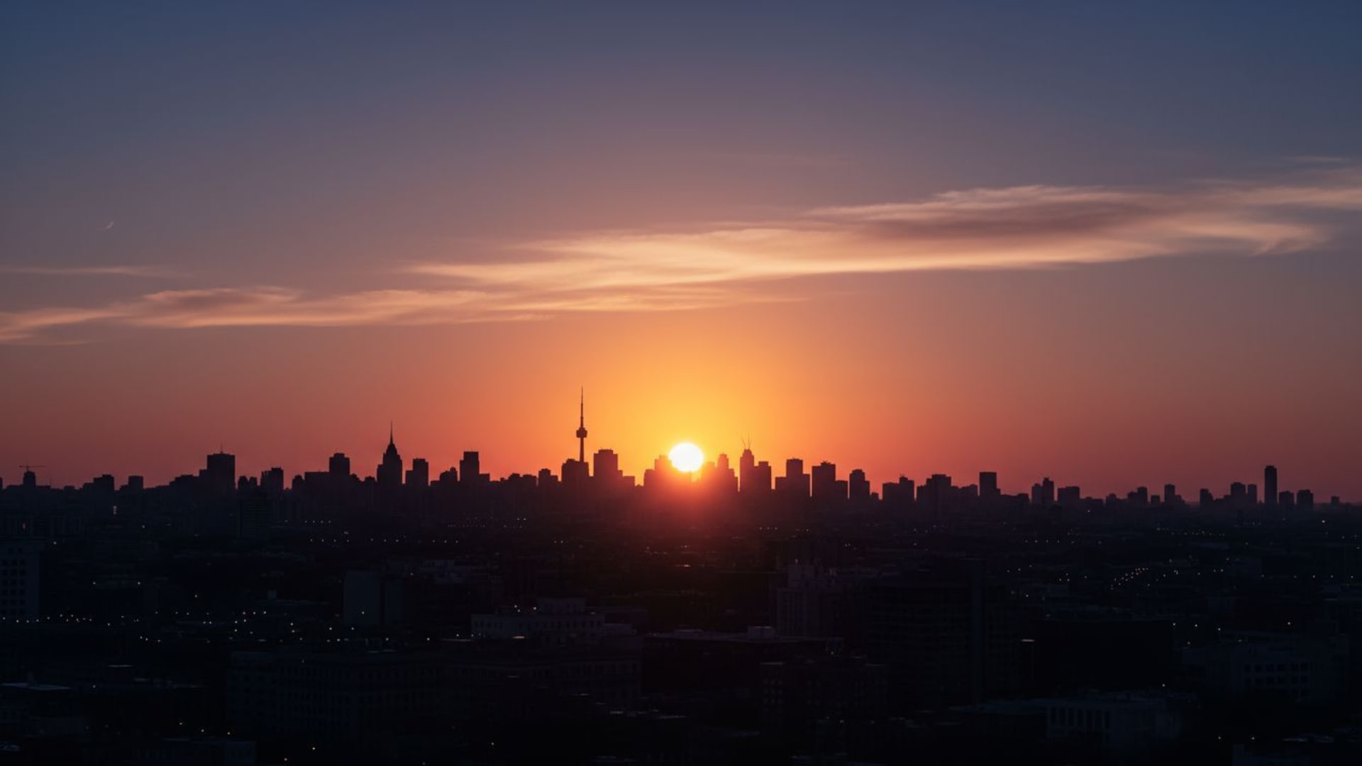 lever du soleil sur la silhouette de la ligne d'horizon de la ville, éclat chaud, matin tôt, paysage urbain, idées de fond ecran