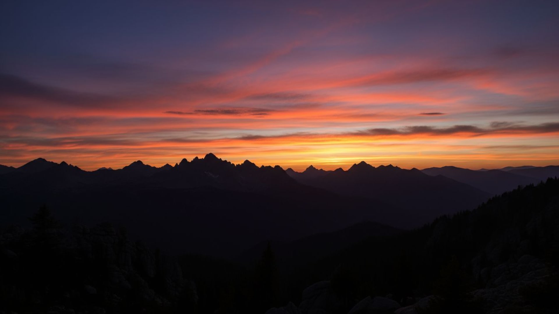chaîne de montagnes coucher de soleil dégradé ciel nuages silhouette nature sauvage fond d'écran paysage