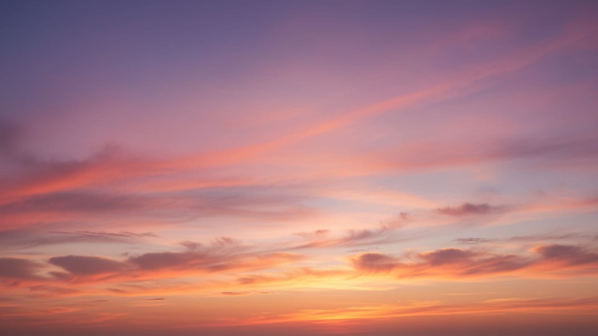 ciel en dégradé de coucher de soleil orange rose violette brume nuages fond d'écran doux