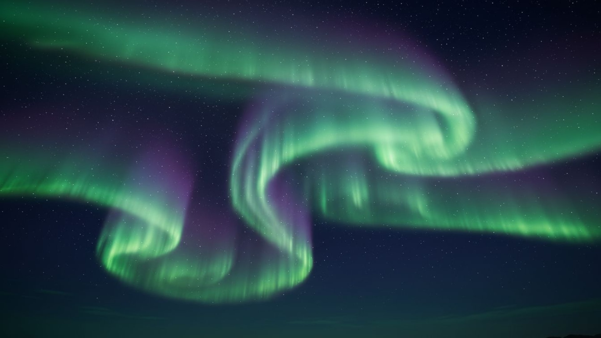 rideau de lumières vertes et violettes dans le ciel nocturne de l'aurore boréale, fond ecran