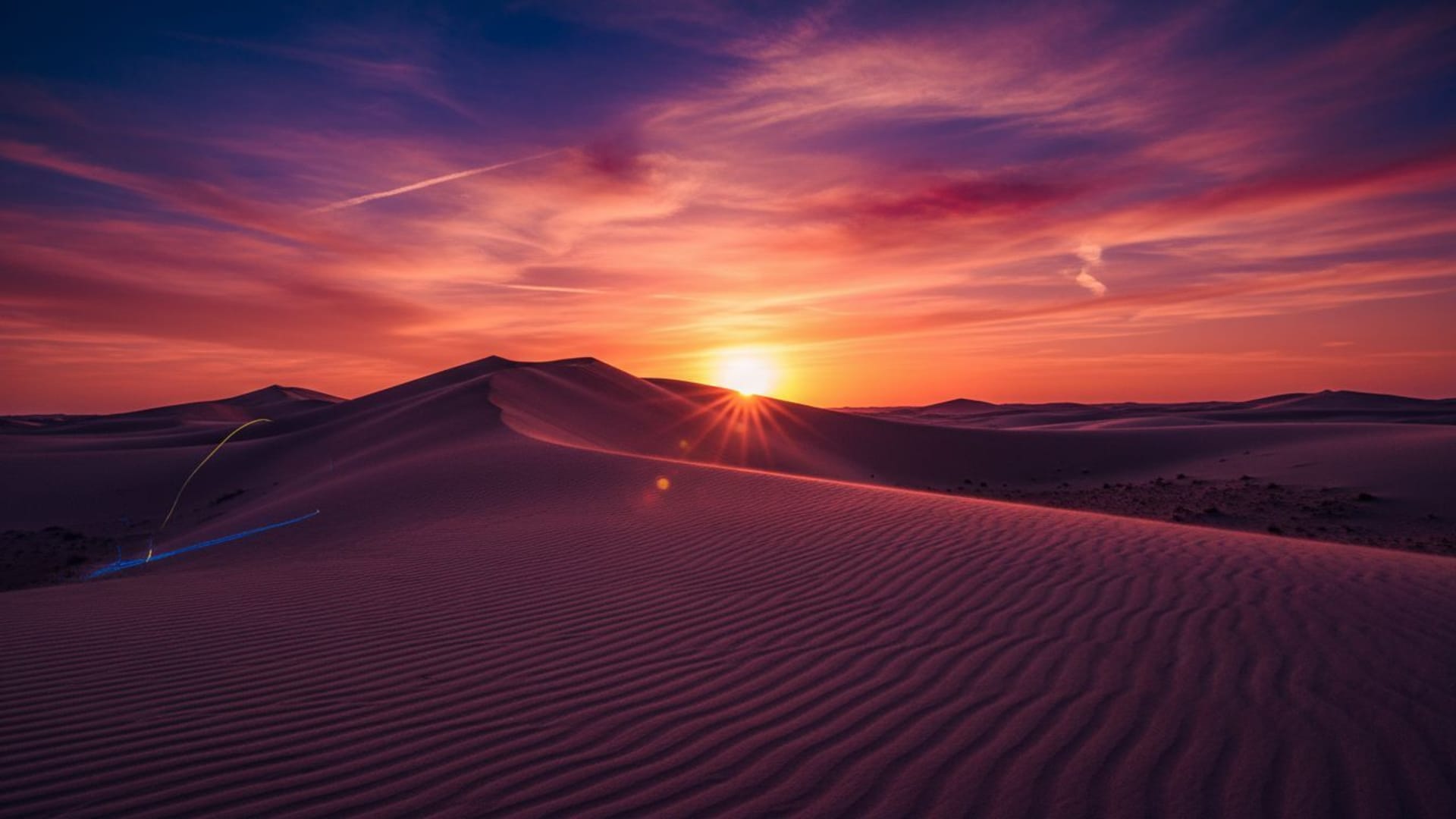 lever du soleil solaire dans le désert, dunes, vent, silhouettes, tons chauds, fond ecran, heure dorée