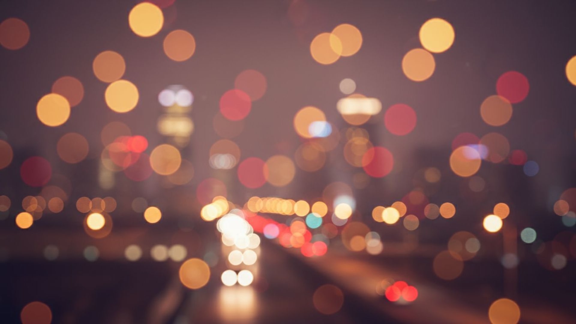 ombres floues lumières bokeh nuit ville lueur chaleureuse fond ecran romantique onirique