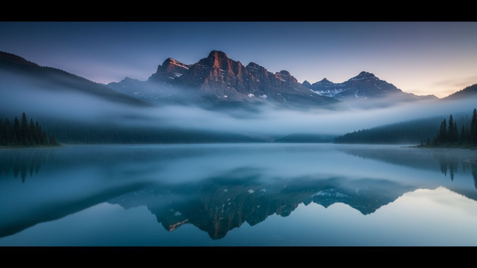 Reflets de lac de montagne à l'aube brume sereine fond ecran nature bleue 4k